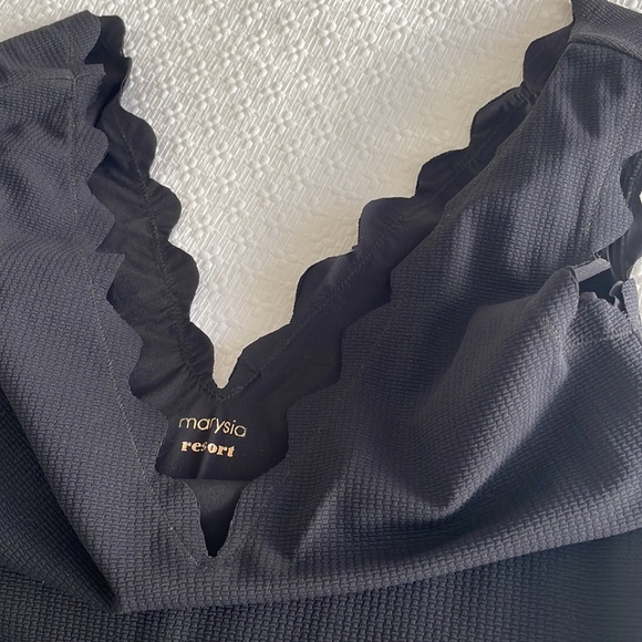 Classic and quality Marysia scalloped dress!! - Picture 3 of 6